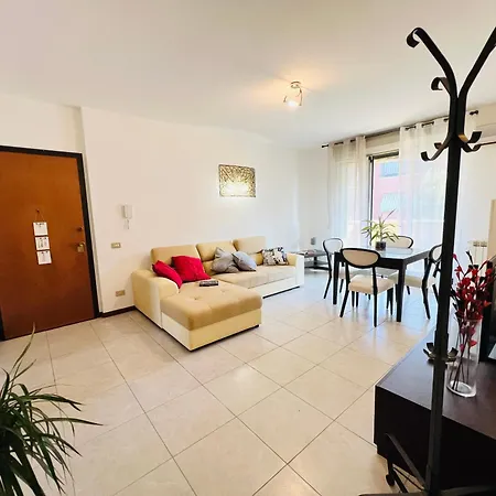 アパート Very Big With 2 Balcony In Navigli District ミラノ